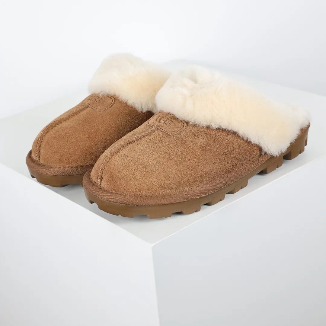 Pick up locally 💰480 The core recommendation is good price UGG Coquette lazy slippers series maroon Xiaohongshu hot model Henan Longfeng leather production Sheep fur integrated top quality in the market 2-3 cm cashmere insole to keep warm in winter and suitable for home use UUG has launched a style series in the new year, which is partially geared towards the preferences of young consumers and has also moved to the forefront of fashion trends. Shoe body material Water-repellent coated suede upper 17mm UGGPURE™ implanted wool insole Lightweight non-slip comfortable rubber outsole With brand LOGO Trademark Comes with full packaging Size: 35 36 37 38 39 40